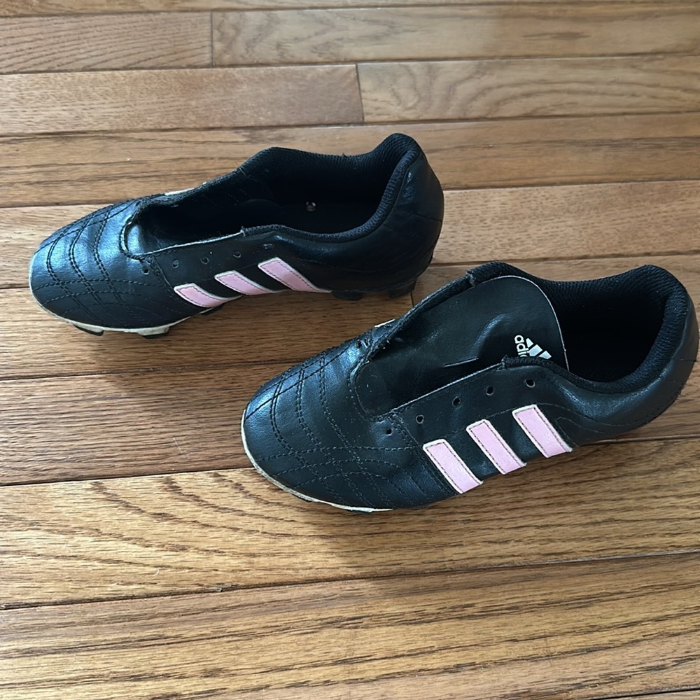 🖤 Adidas girls cleats black with pink stripes size 13.5 youth - Picture 5 of 7
